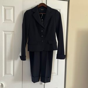Navy blue Tahari size 6 women’s suit